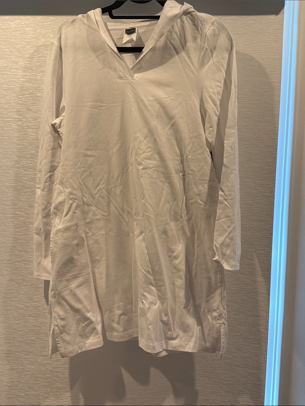 vassarette White Men's Lightweight Hooded Long Sleeve Shirt